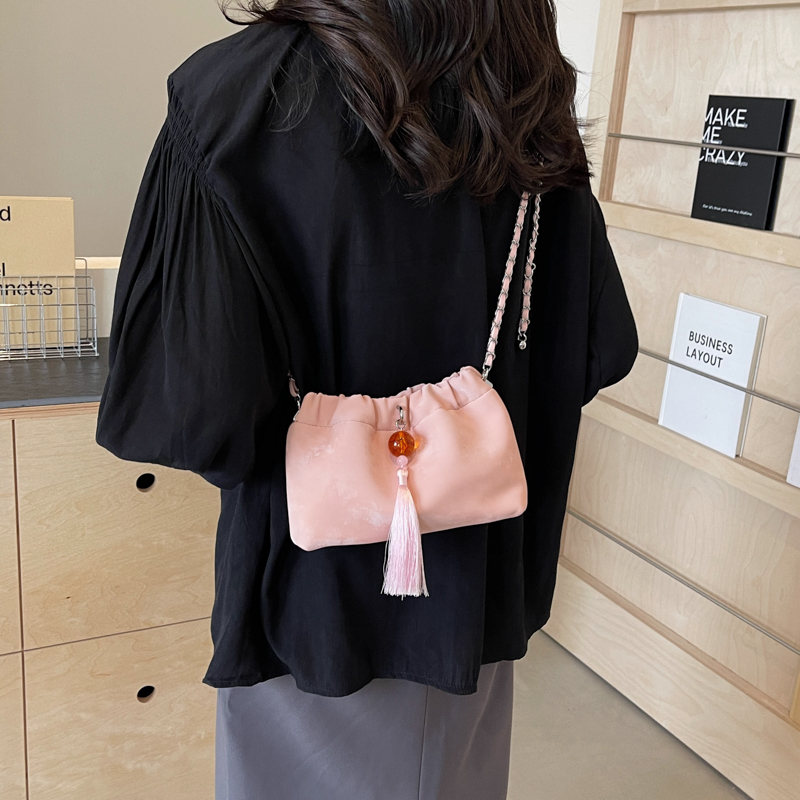 Women's Medium Pu Leather Solid Color Classic Style Streetwear Tassel Magnetic Buckle Crossbody Bag display picture 12