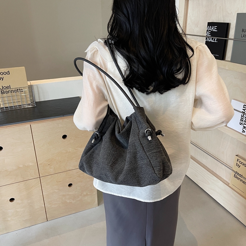 Women's Medium Denim Solid Color Preppy Style Classic Style Zipper Tote Bag display picture 4