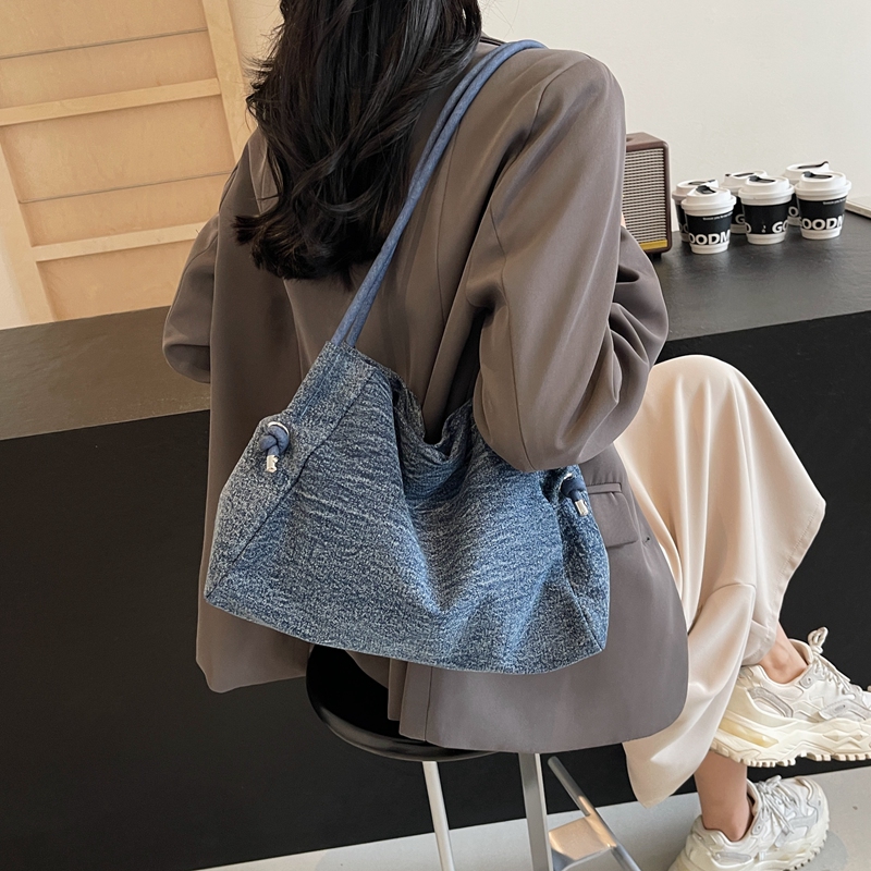 Women's Medium Denim Solid Color Preppy Style Classic Style Zipper Tote Bag display picture 18
