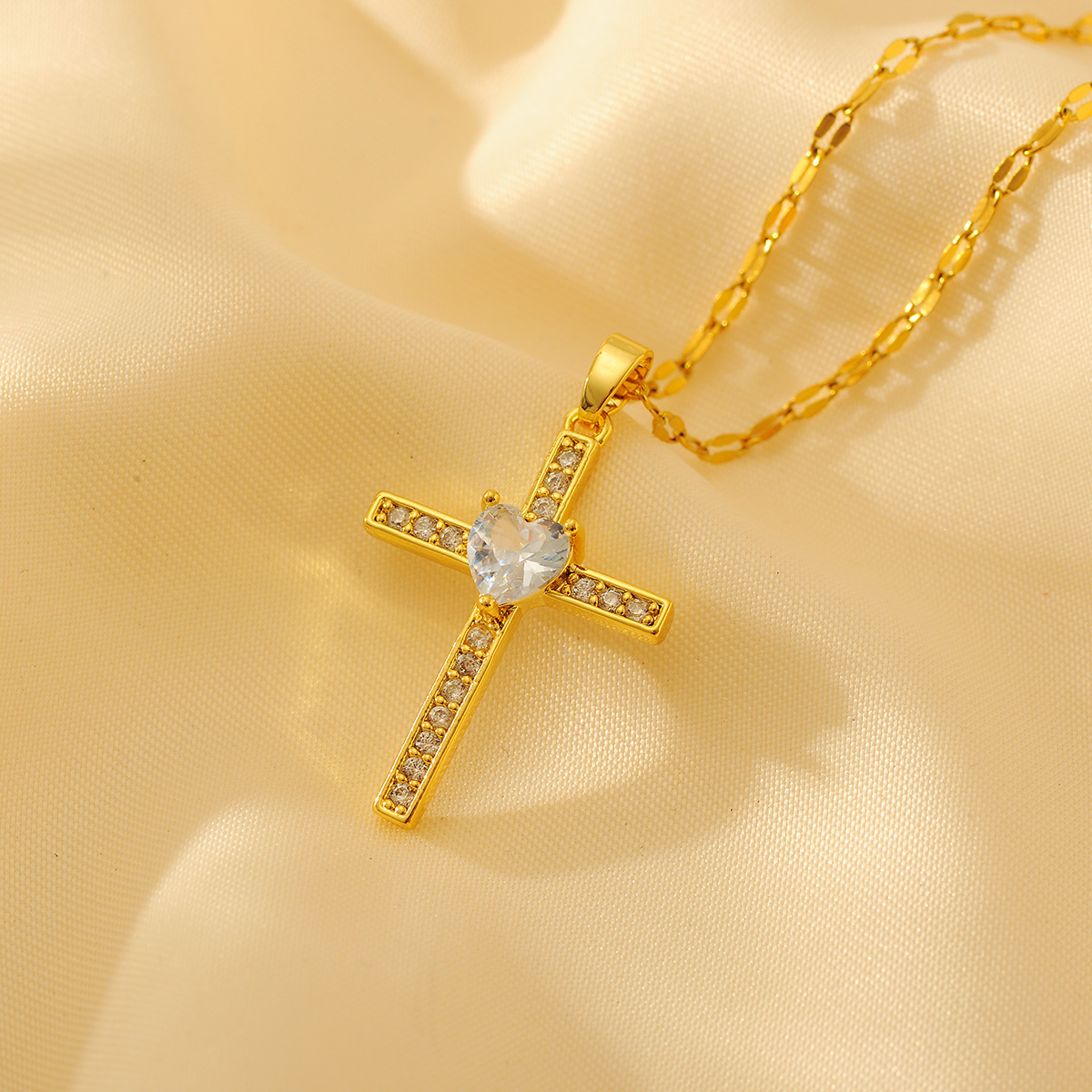 Wholesale Shiny Cross Copper Plating Inlay 18K Gold Plated Crystal Pendant Necklace display picture 1