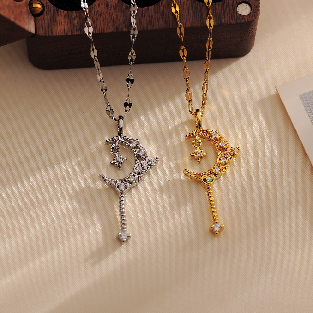 Wholesale Casual Simple Style Moon Titanium Steel Copper Inlay 18K Gold Plated Zircon Pendant Necklace display picture 8