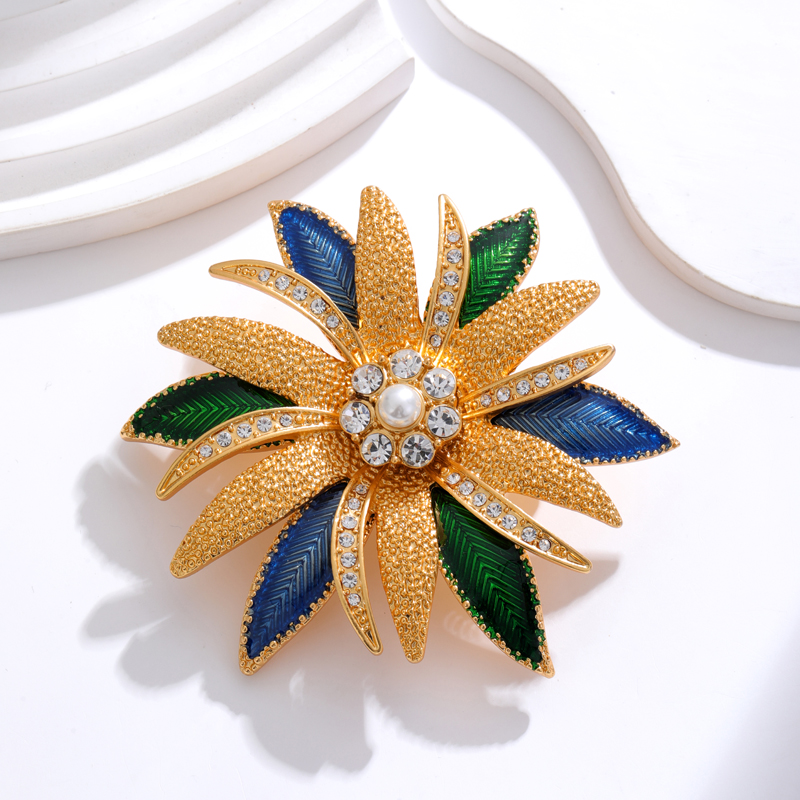 Elegant Classical Animal Flower Petal Alloy Inlay Rhinestones Women's Brooches display picture 13