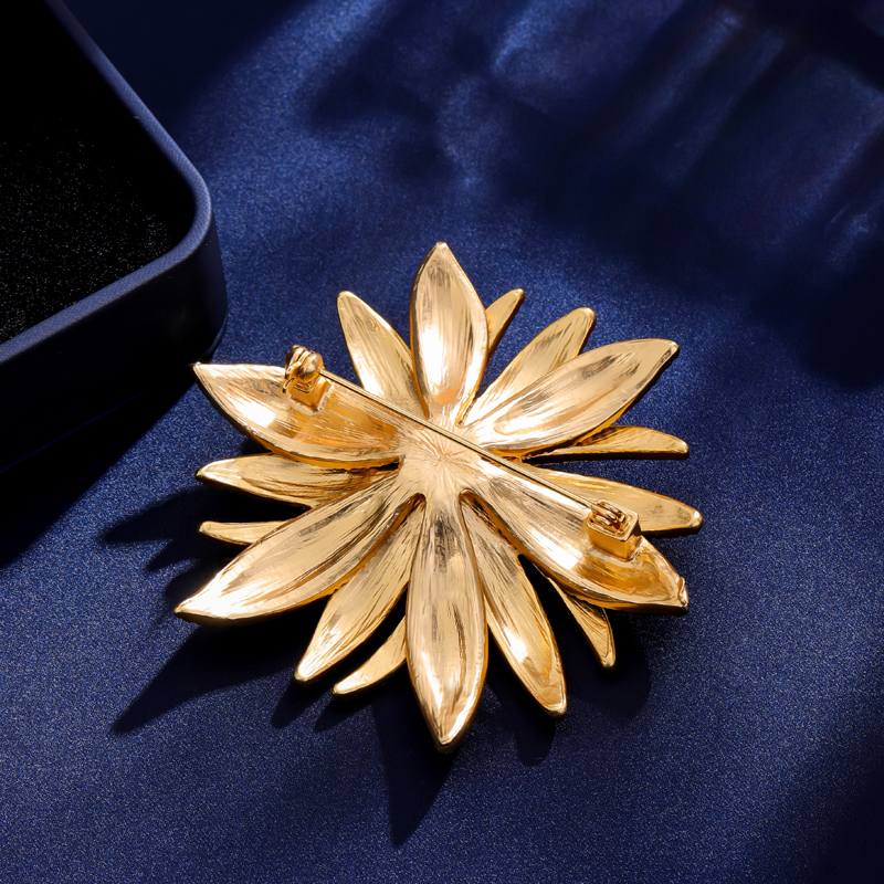 Elegant Classical Animal Flower Petal Alloy Inlay Rhinestones Women's Brooches display picture 15