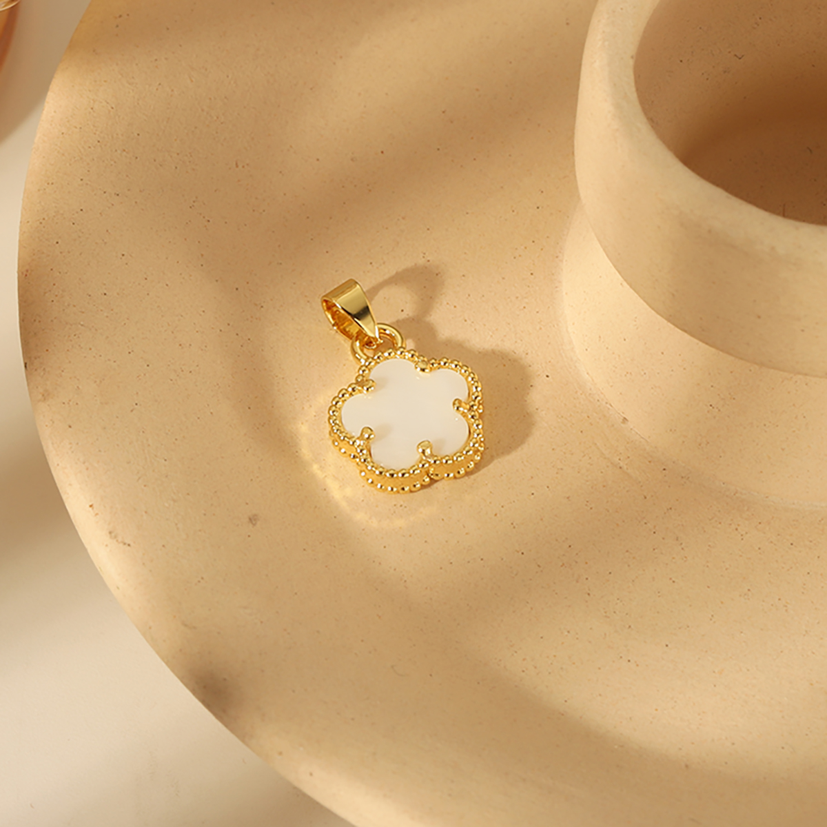 1 Piece 12.6*3.6mm Hole 2~2.9mm Copper 18K Gold Plated Five Petal Flower Pendant display picture 1
