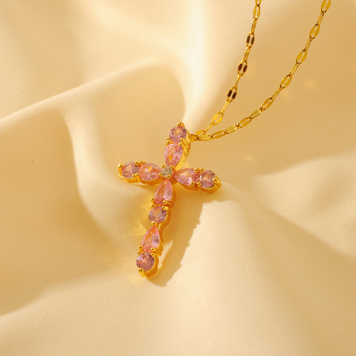 Wholesale Glam Shiny Cross Copper Plating Inlay 18K Gold Plated Zircon Pendant Necklace display picture 1