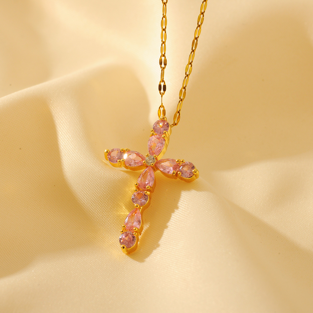 Wholesale Glam Shiny Cross Copper Plating Inlay 18K Gold Plated Zircon Pendant Necklace display picture 6