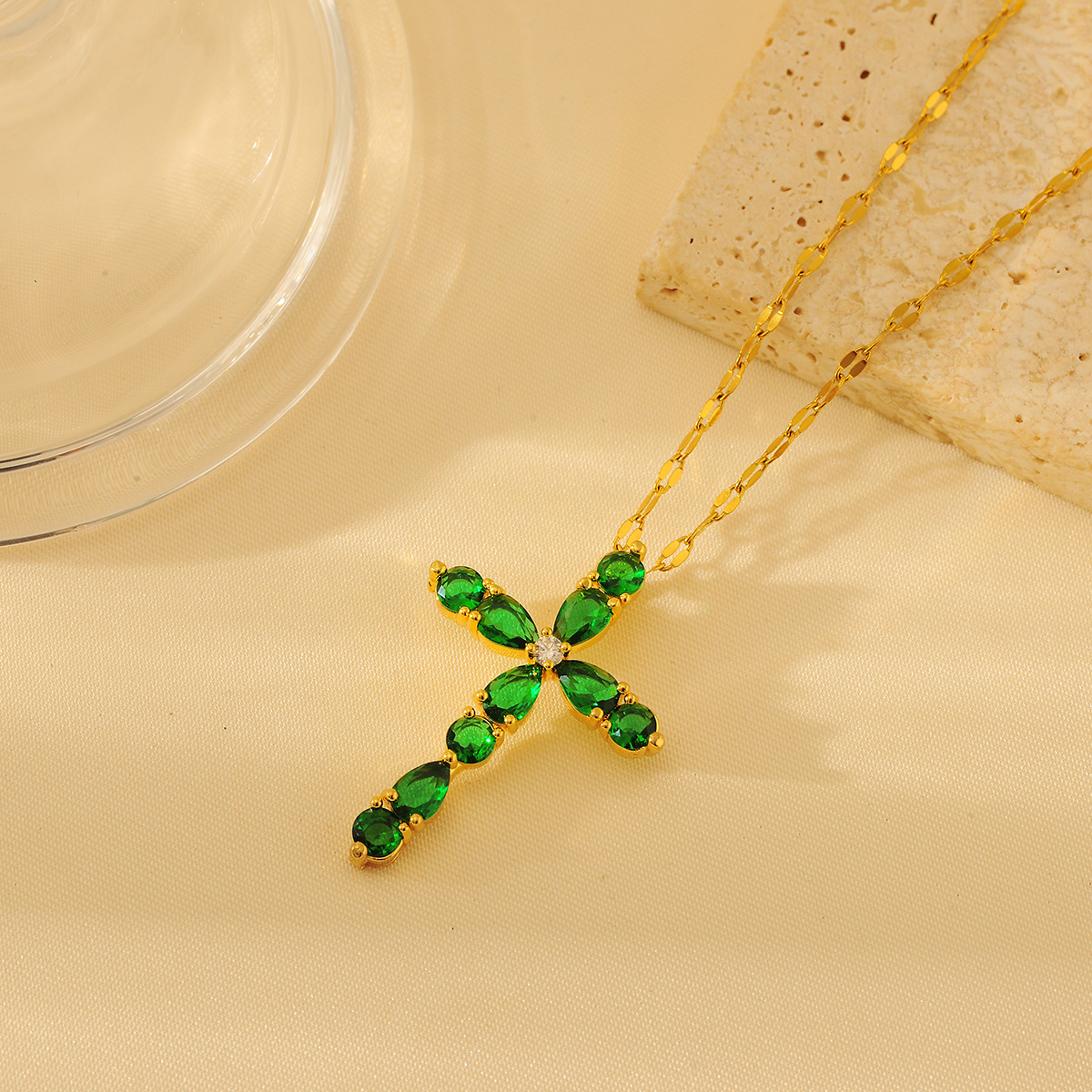 Wholesale Glam Shiny Cross Copper Plating Inlay 18K Gold Plated Zircon Pendant Necklace display picture 8