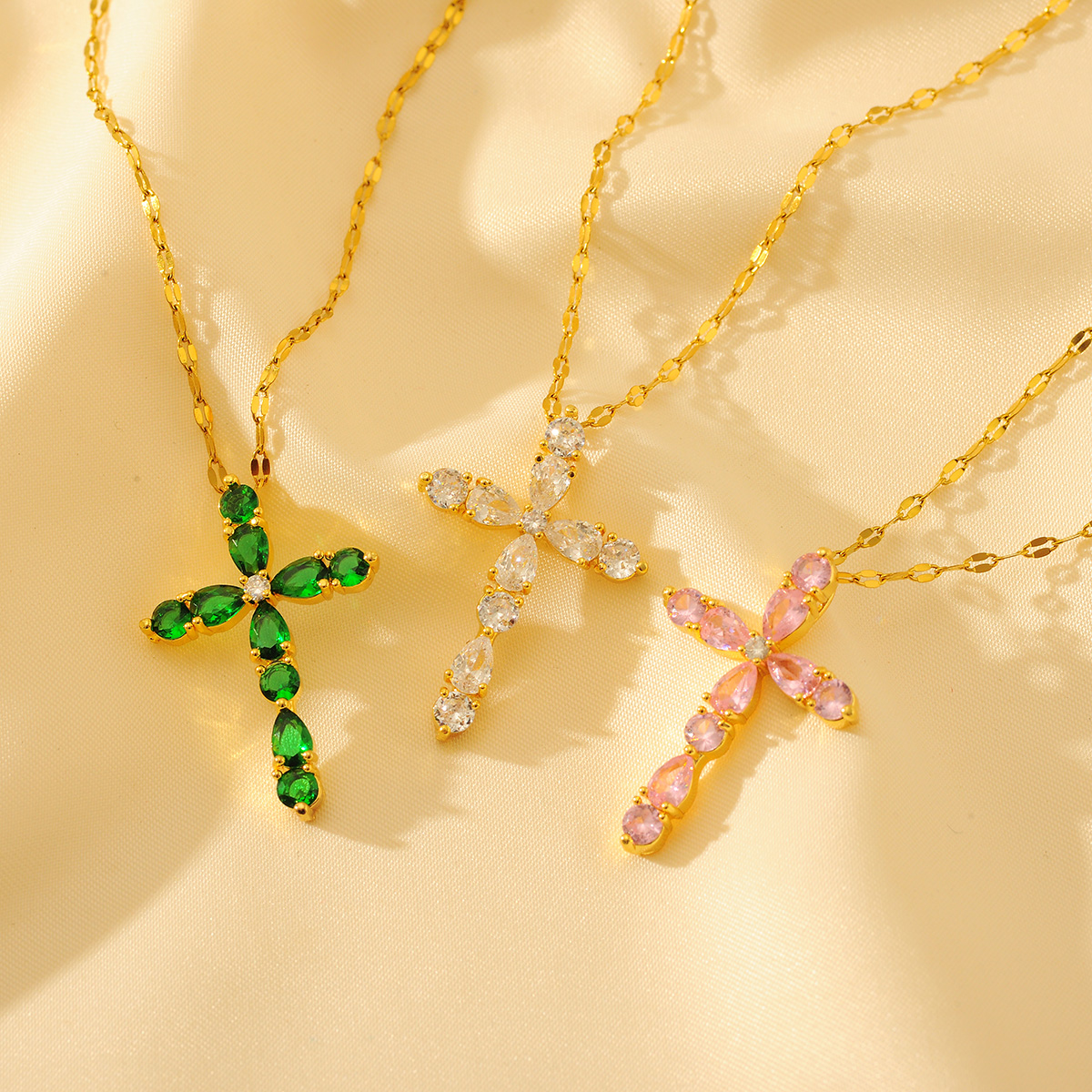 Wholesale Glam Shiny Cross Copper Plating Inlay 18K Gold Plated Zircon Pendant Necklace display picture 7