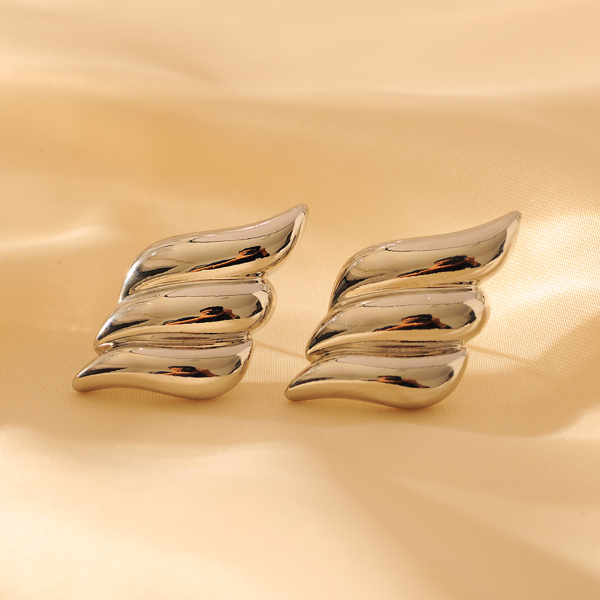 1 Pair Simple Style Classic Style Shiny Solid Color Plating Steel Copper 18K Gold Plated Ear Studs display picture 11