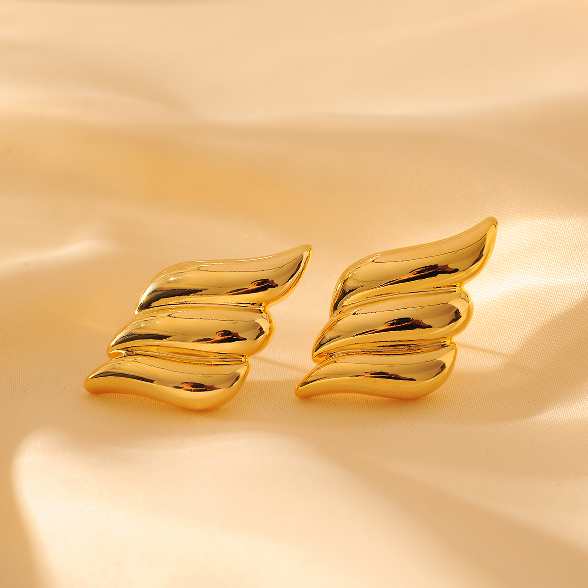 1 Pair Simple Style Classic Style Shiny Solid Color Plating Steel Copper 18K Gold Plated Ear Studs display picture 9