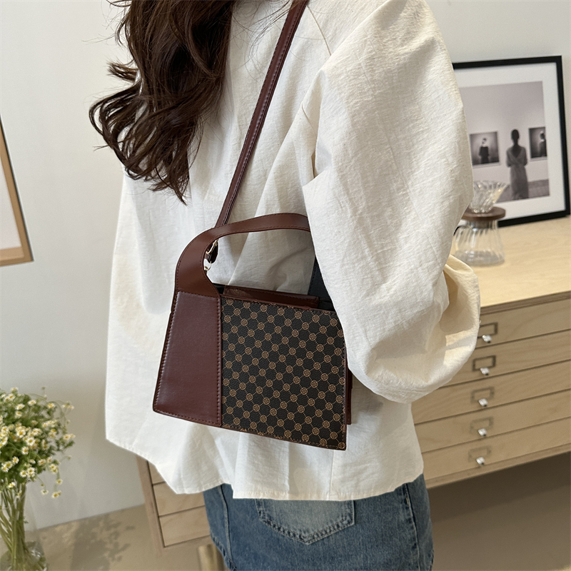Women's Pu Leather Color Block Vintage Style Classic Style Zipper Shoulder Bag display picture 3