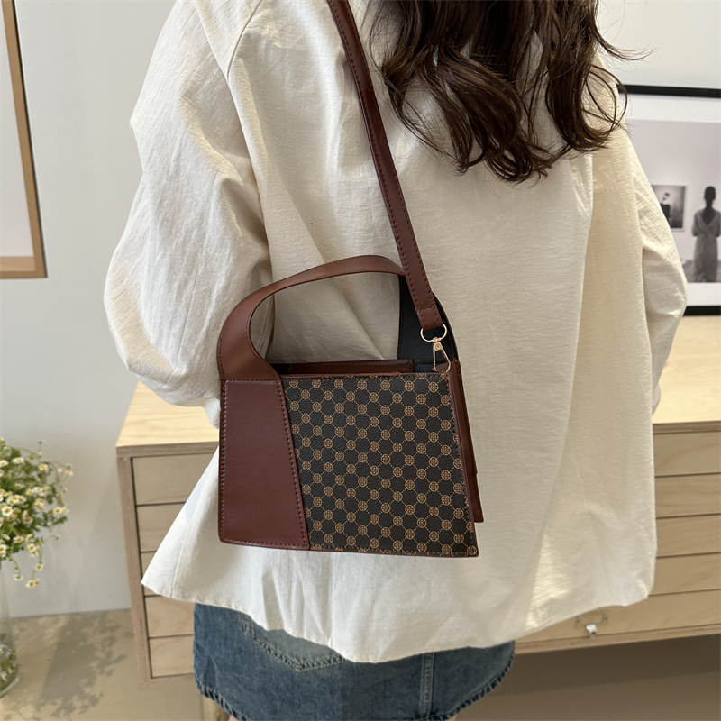 Women's Pu Leather Color Block Vintage Style Classic Style Zipper Shoulder Bag display picture 2