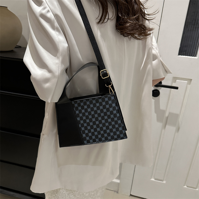 Women's Pu Leather Color Block Vintage Style Classic Style Zipper Shoulder Bag display picture 4