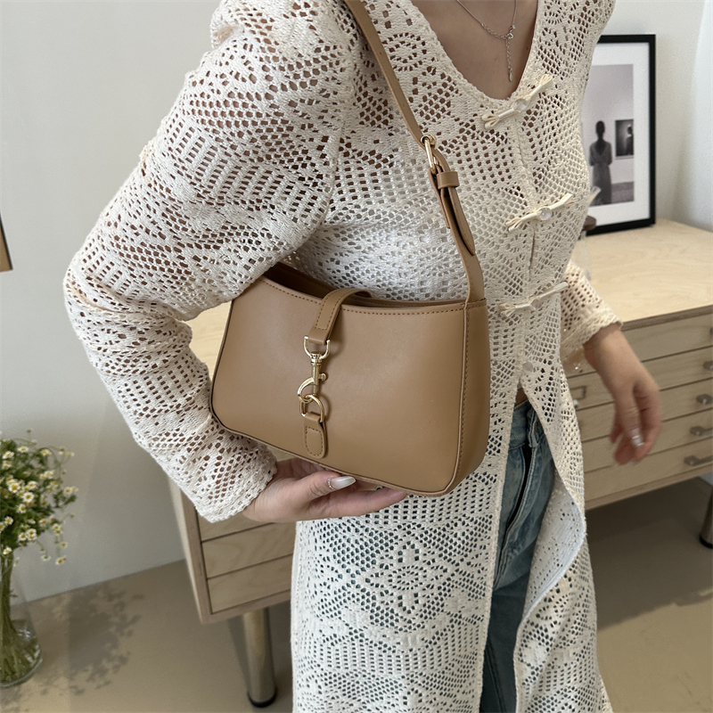 Women's Pu Leather Solid Color Vintage Style Classic Style Hook Loop Crossbody Bag display picture 5