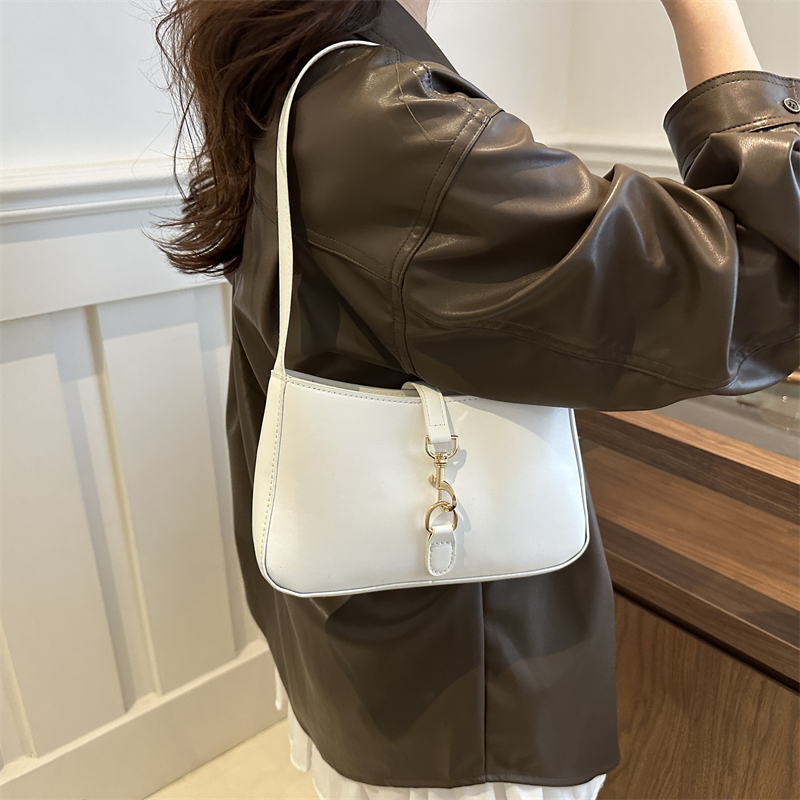 Women's Pu Leather Solid Color Vintage Style Classic Style Hook Loop Crossbody Bag display picture 10