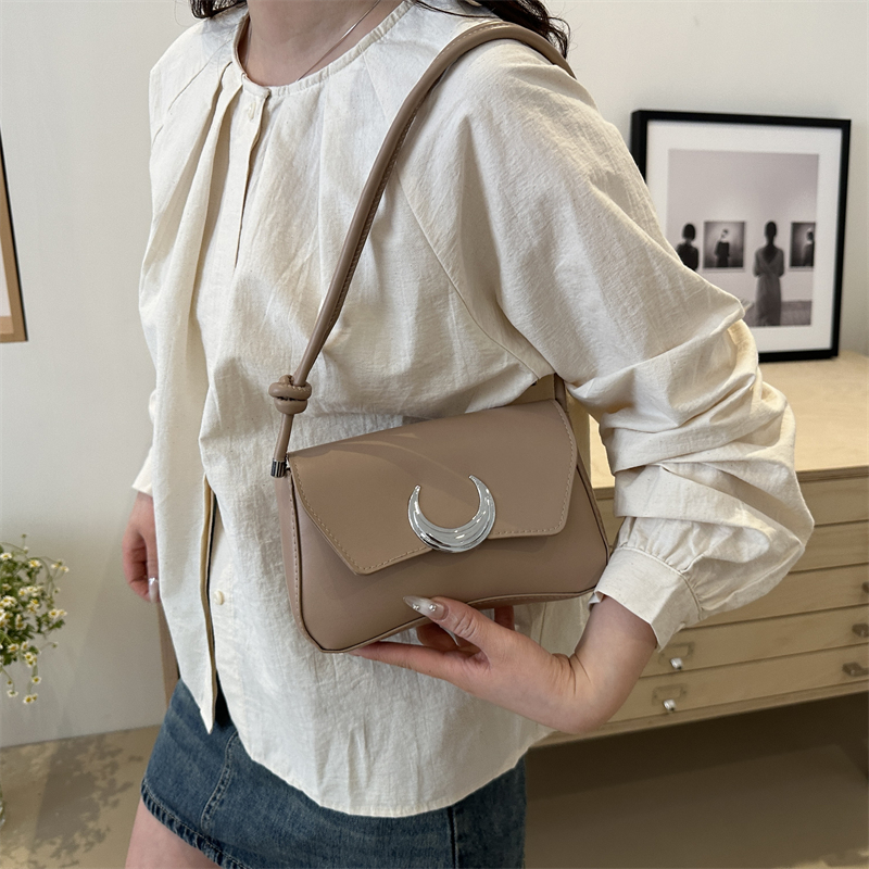 Women's Pu Leather Solid Color Vintage Style Classic Style Flip Cover Shoulder Bag display picture 10