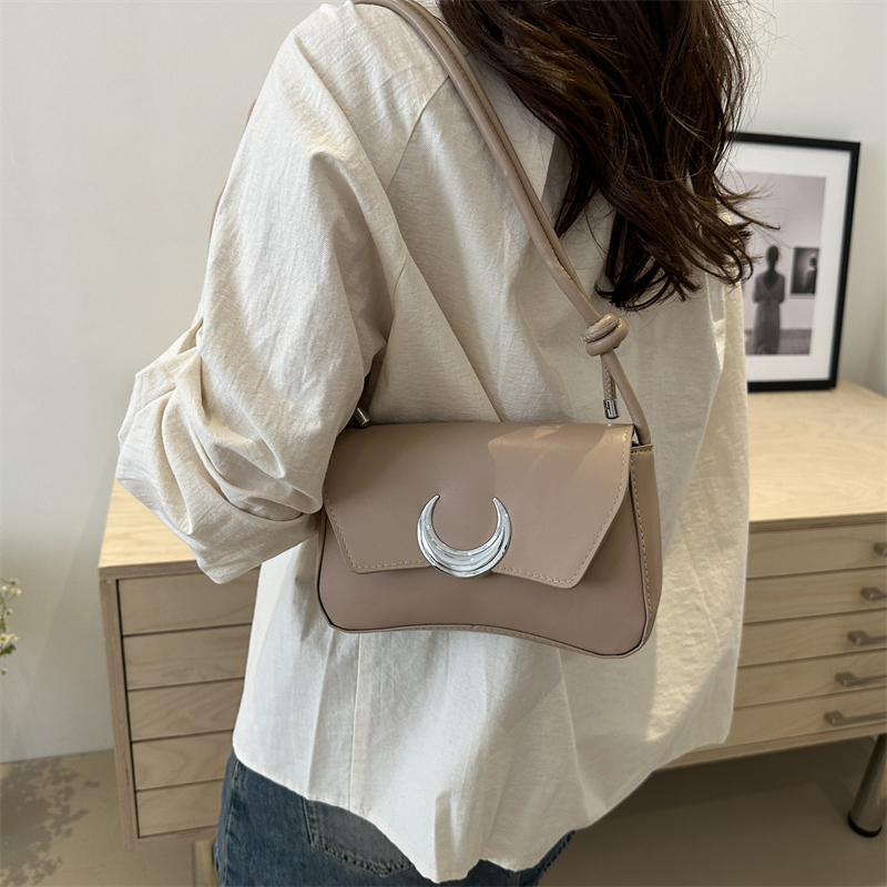 Women's Pu Leather Solid Color Vintage Style Classic Style Flip Cover Shoulder Bag display picture 2