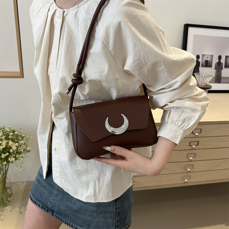 Women's Pu Leather Solid Color Vintage Style Classic Style Flip Cover Shoulder Bag display picture 4