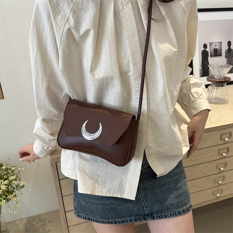 Women's Pu Leather Solid Color Vintage Style Classic Style Flip Cover Shoulder Bag display picture 7