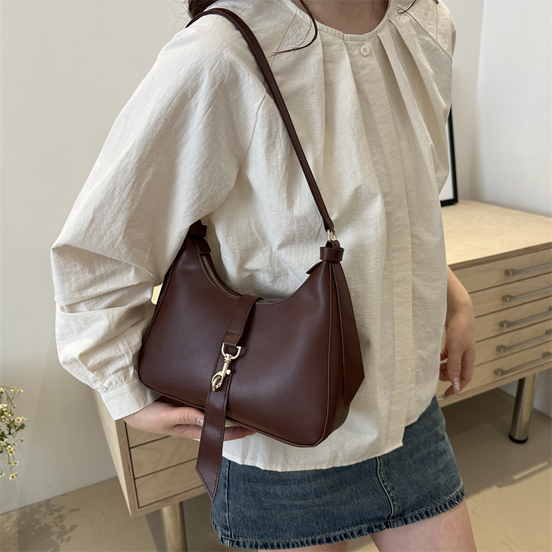 Women's Pu Leather Solid Color Classic Style Hook Loop Underarm Bag display picture 6