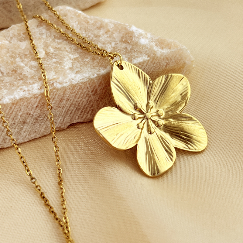 304 Stainless Steel 18K Gold Plated Elegant Lady Streetwear Flower Pendant Necklace display picture 1