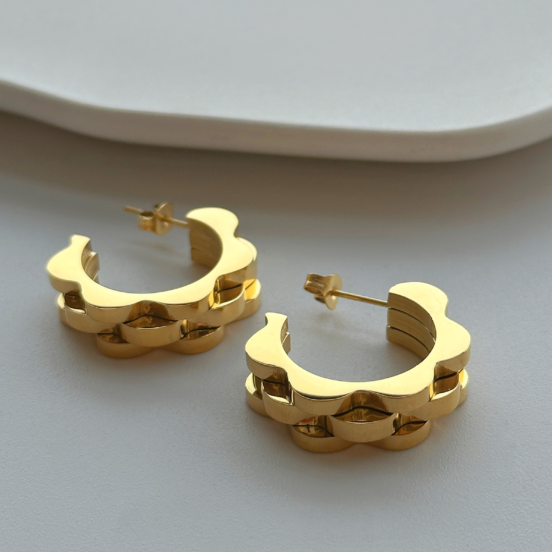 1 Pair Retro Exaggerated Classic Style C Shape Plating 304 Stainless Steel 18K Gold Plated Ear Studs display picture 4