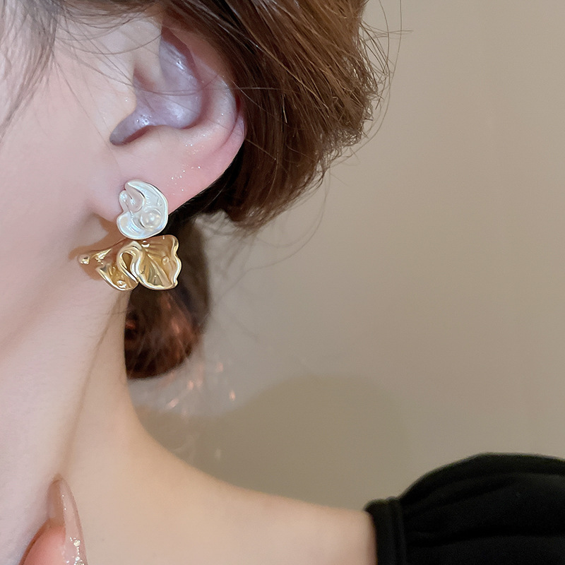 1 Pair Elegant Modern Style Classic Style Flower Inlay Alloy Copper Imitation Pearl Ear Studs display picture 5