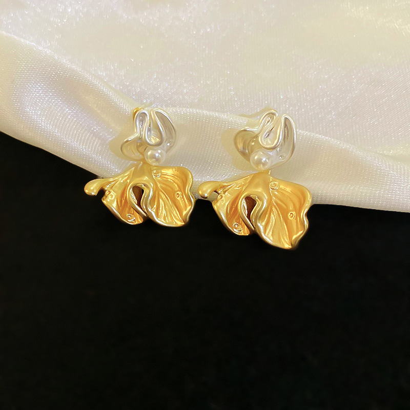 1 Pair Elegant Modern Style Classic Style Flower Inlay Alloy Copper Imitation Pearl Ear Studs display picture 4