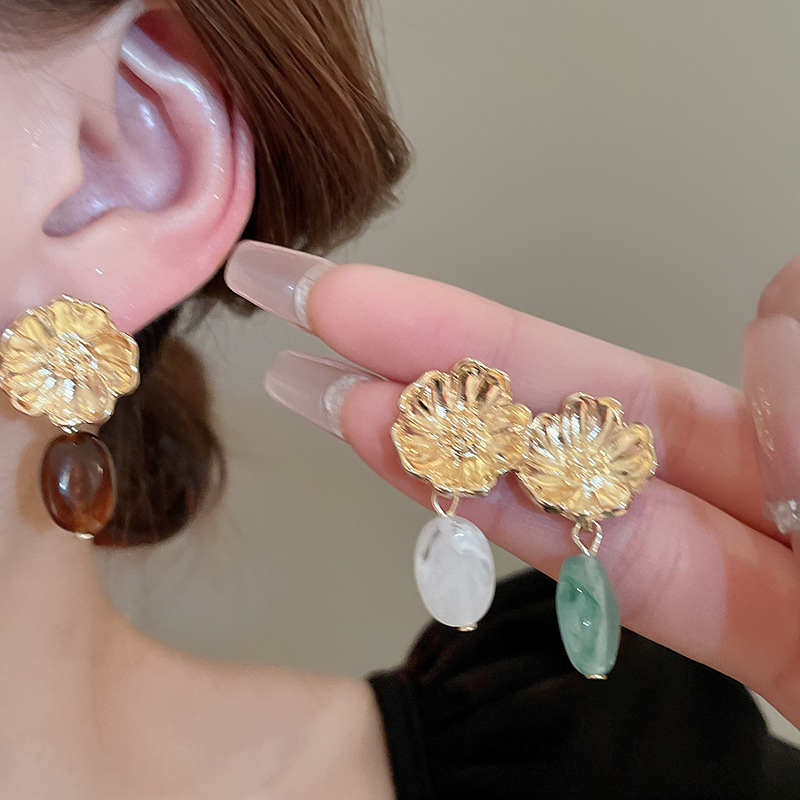 1 Pair Vintage Style Simple Style Flower Alloy Resin Drop Earrings display picture 2