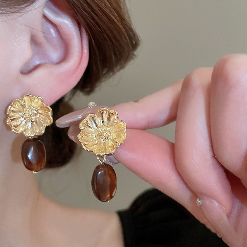 1 Pair Vintage Style Simple Style Flower Alloy Resin Drop Earrings display picture 5