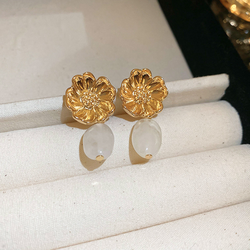 1 Pair Vintage Style Simple Style Flower Alloy Resin Drop Earrings display picture 6