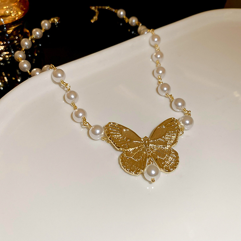 Vintage Style Sweet Butterfly Imitation Pearl Alloy Beaded Women's Pendant Necklace display picture 8