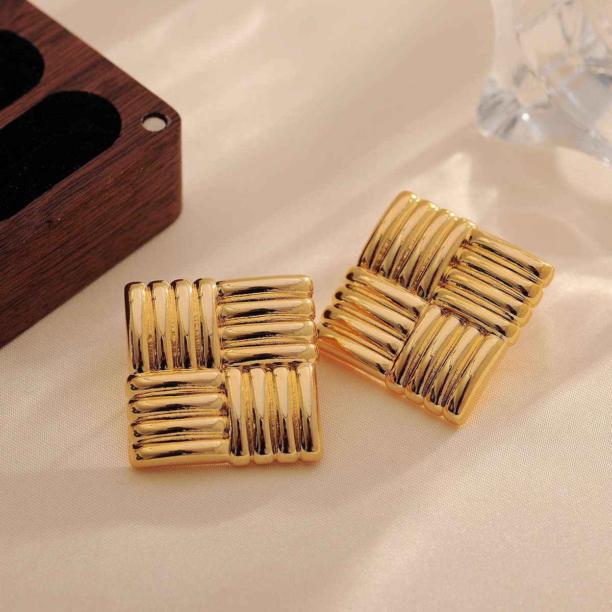 1 Pair Casual Elegant Tropical Solid Color Plating Copper 18K Gold Plated Ear Studs display picture 12