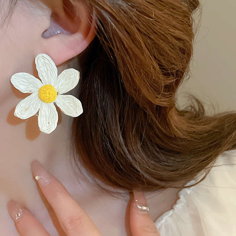 1 Pair Elegant Sweet Flower Alloy Straw Ear Studs display picture 13