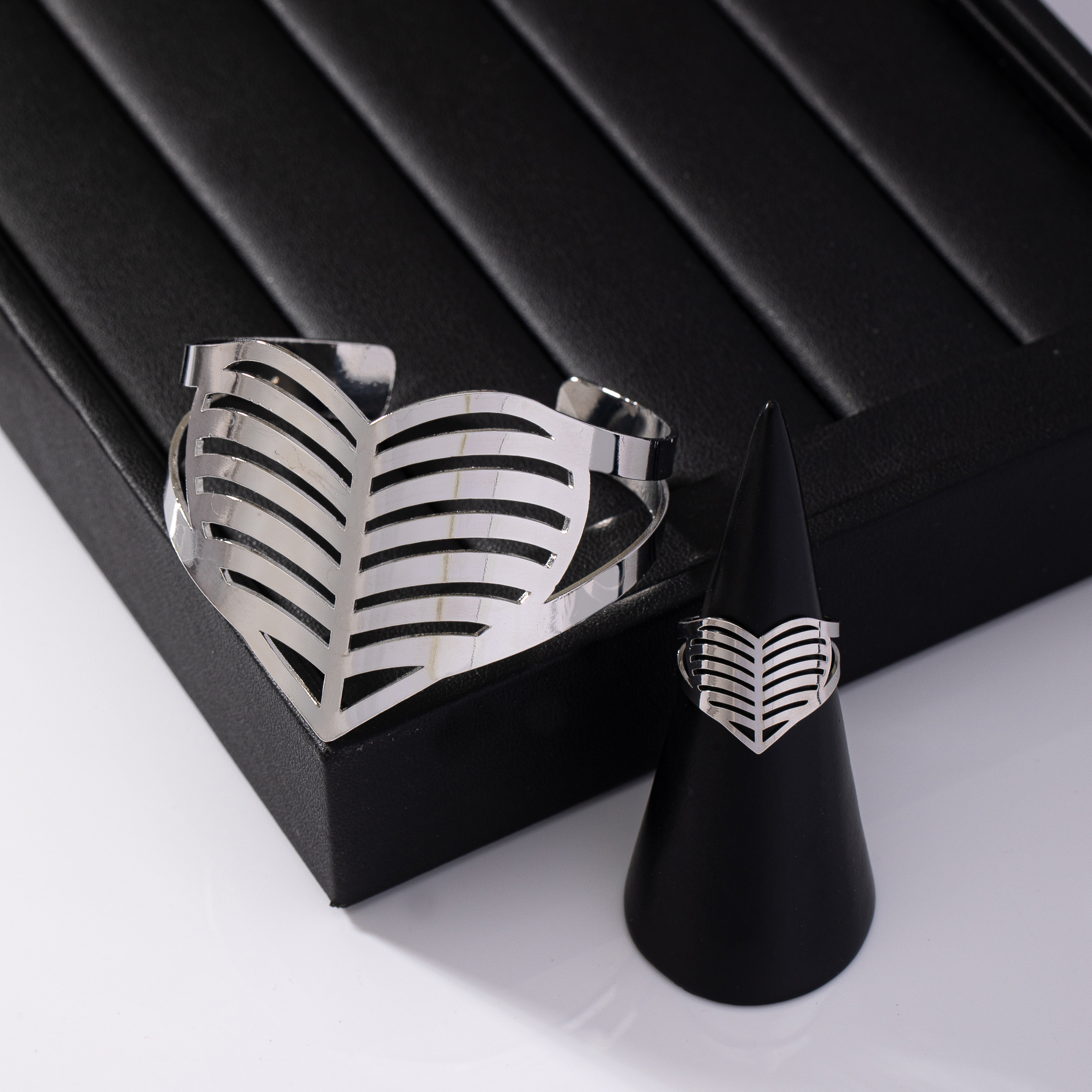 Hip-Hop Exaggerated Classic Style Heart Shape White Gold Plated Alloy Wholesale Jewelry Set display picture 1