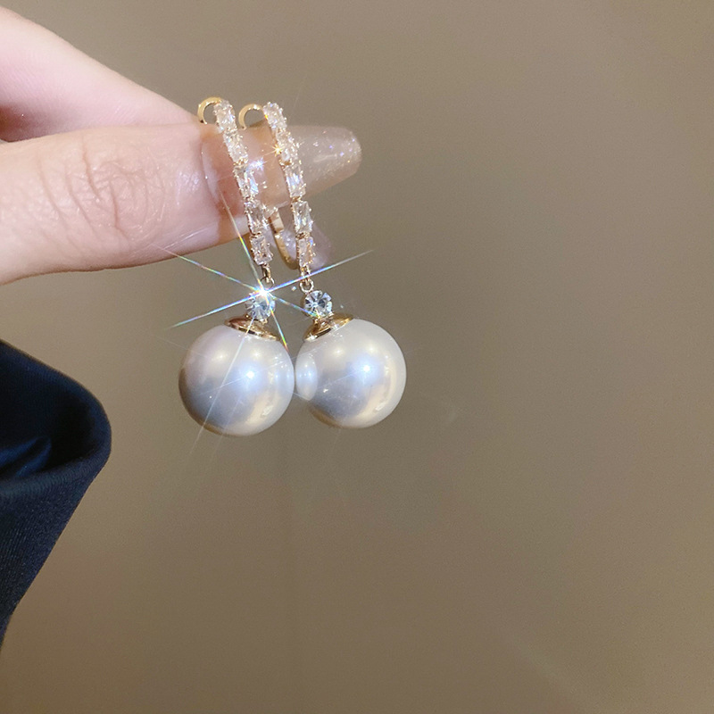 1 Pair Elegant Round Inlay Copper Pearl Zircon Drop Earrings display picture 8