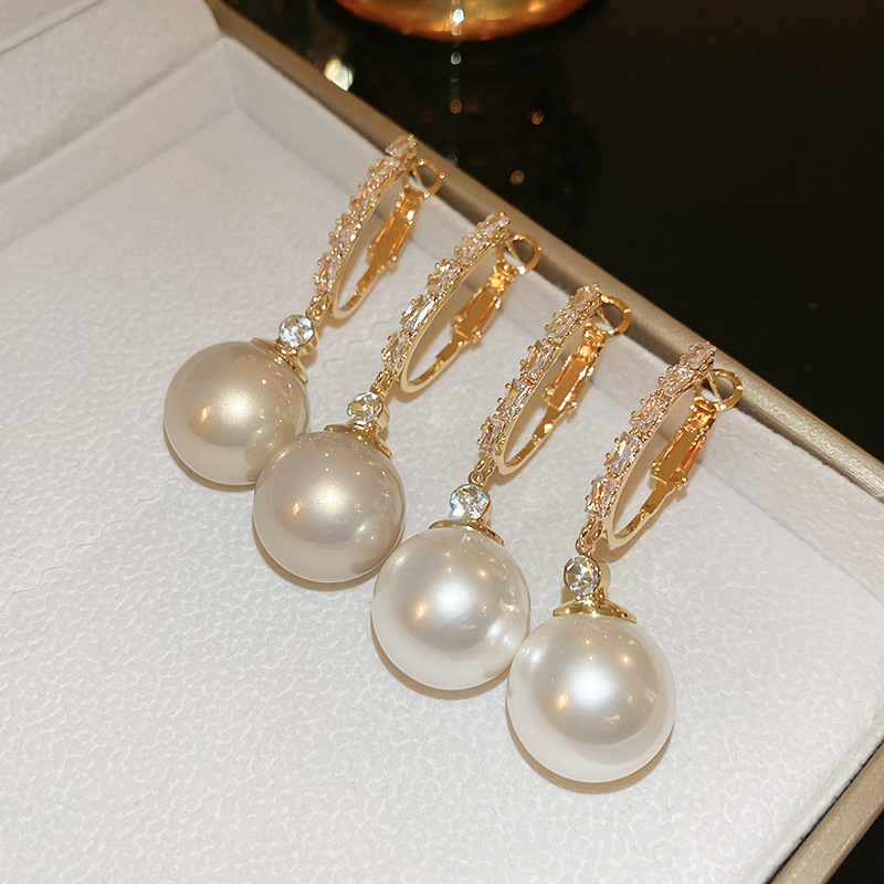 1 Pair Elegant Round Inlay Copper Pearl Zircon Drop Earrings display picture 7