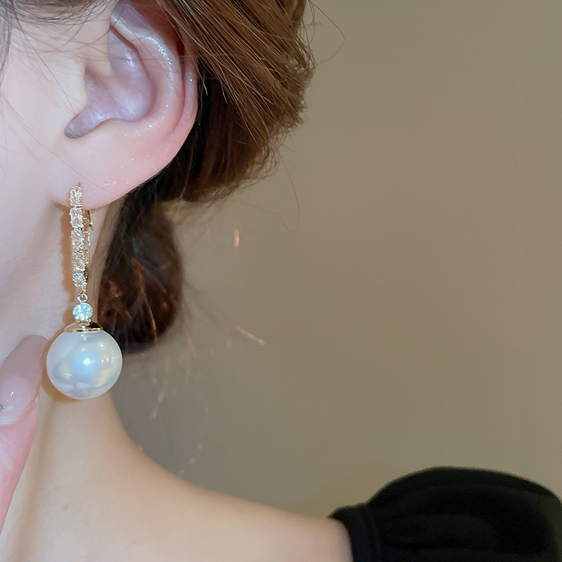 1 Pair Elegant Round Inlay Copper Pearl Zircon Drop Earrings display picture 9