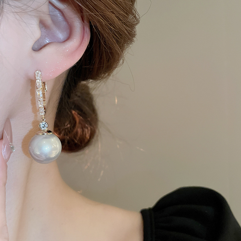 1 Pair Elegant Round Inlay Copper Pearl Zircon Drop Earrings display picture 10