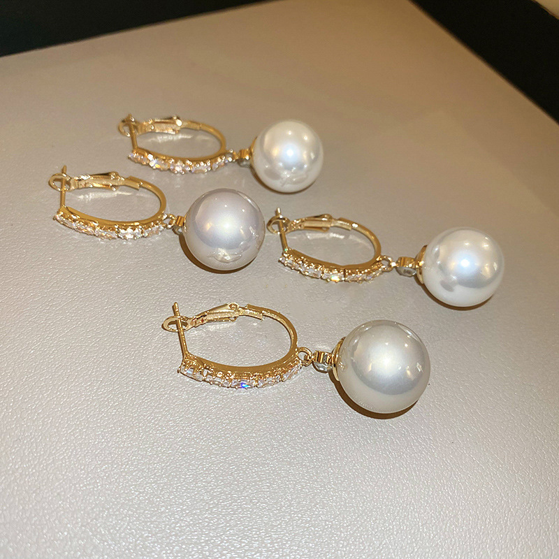 1 Pair Elegant Round Inlay Copper Pearl Zircon Drop Earrings display picture 11