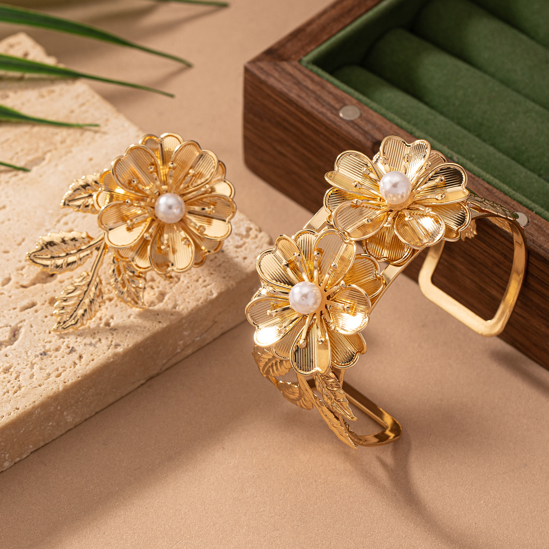 Romantic Classic Style Commute Flower Petal Floral 14K Gold Plated Alloy Wholesale Jewelry Set display picture 2