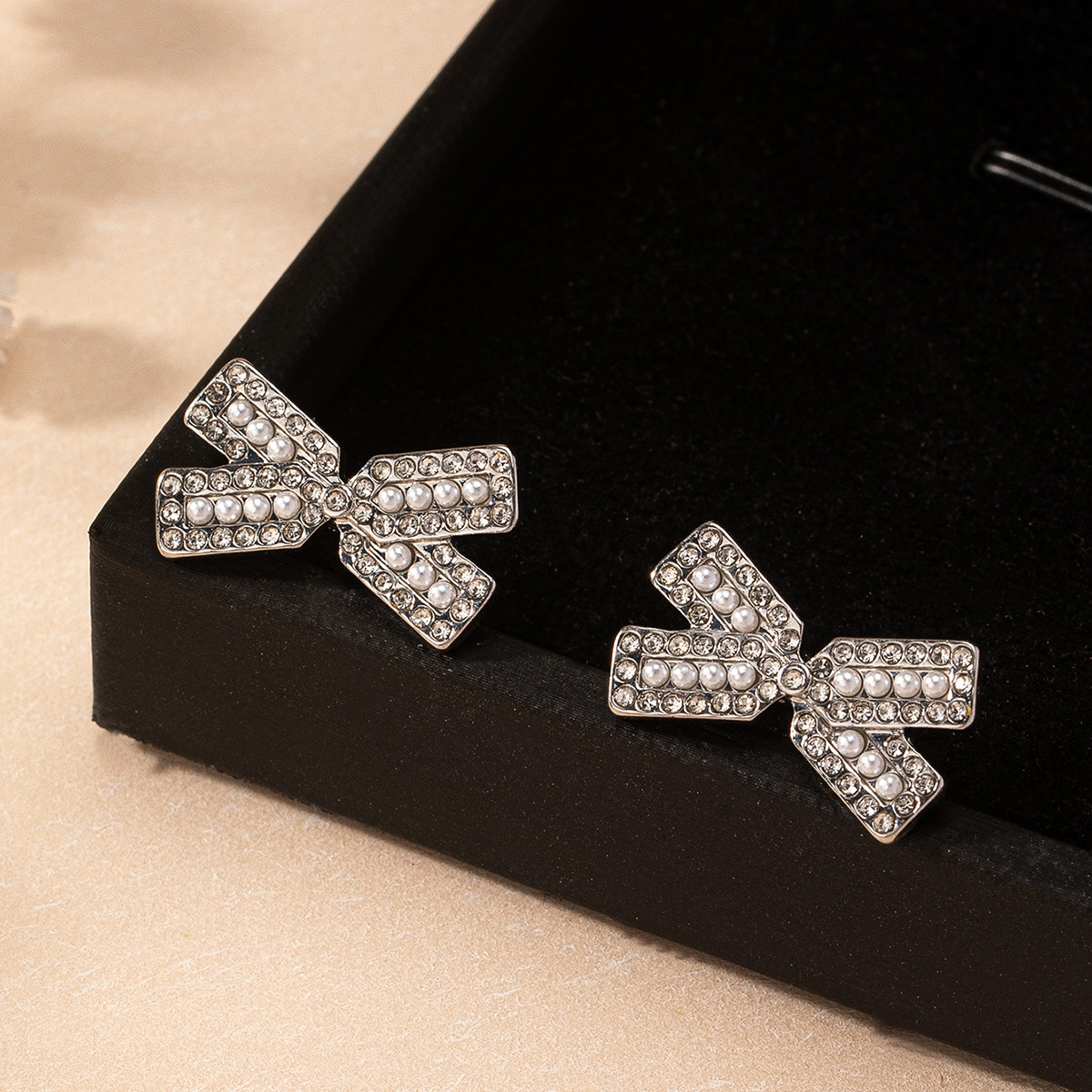 1 Paar Einfacher Stil Klassischer Stil Pendeln Bogenknoten Inlay Kunststoff Zinklegierung Künstliche Perlen Strasssteine Ohrstecker display picture 4