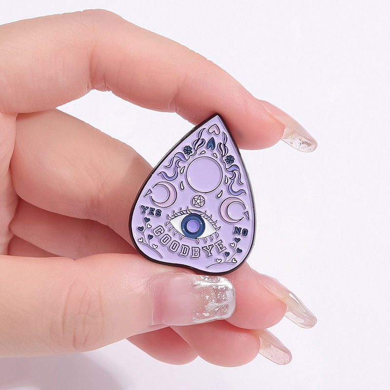 Cartoon Style Artistic Moon Eye Butterfly Alloy Stamping Stoving Varnish Plating Women's Brooches display picture 2