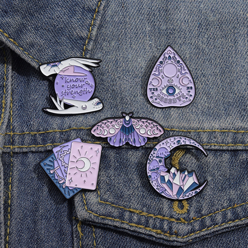 Cartoon Style Artistic Moon Eye Butterfly Alloy Stamping Stoving Varnish Plating Women's Brooches display picture 7