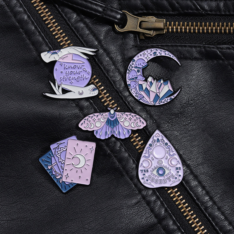 Cartoon Style Artistic Moon Eye Butterfly Alloy Stamping Stoving Varnish Plating Women's Brooches display picture 8