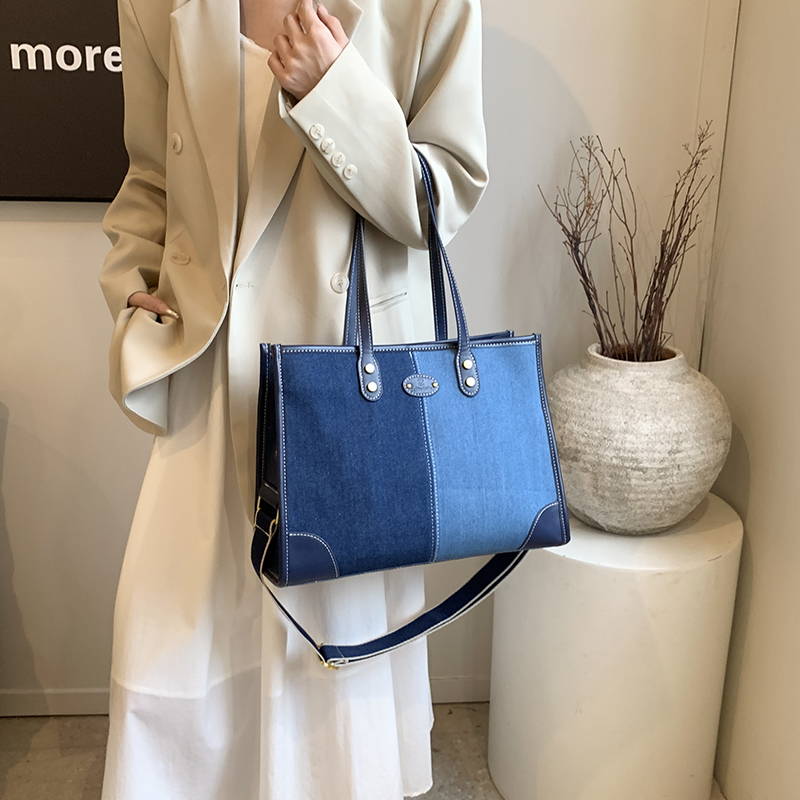 Women's Pu Leather Denim Color Block Classic Style Sewing Thread Zipper Tote Bag display picture 8