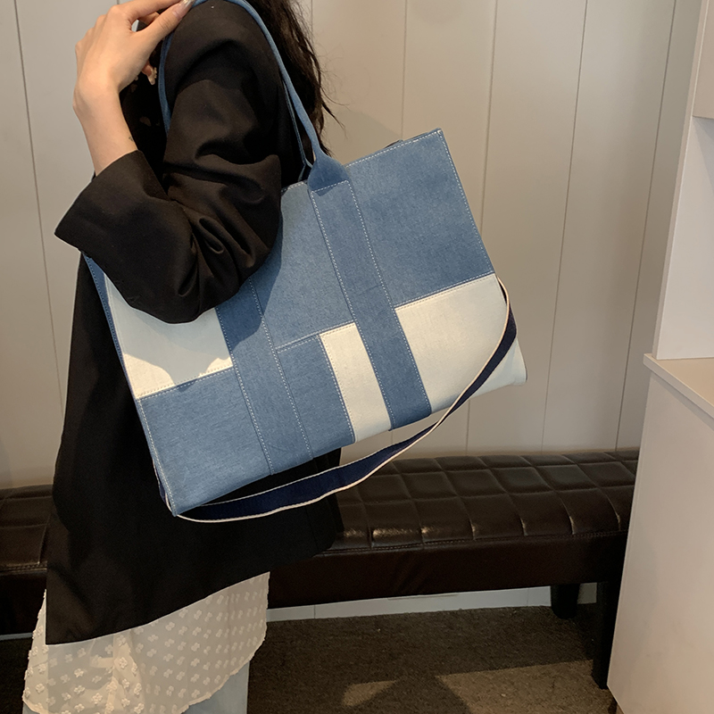 Women's Denim Color Block Classic Style Sewing Thread Zipper Shoulder Bag display picture 1