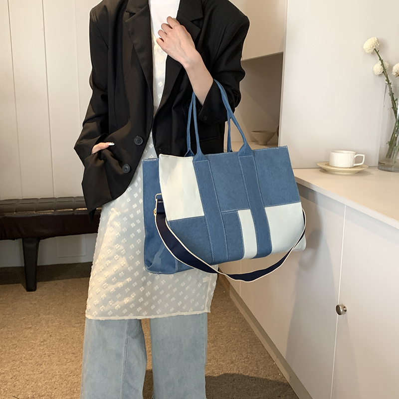Women's Denim Color Block Classic Style Sewing Thread Zipper Shoulder Bag display picture 3