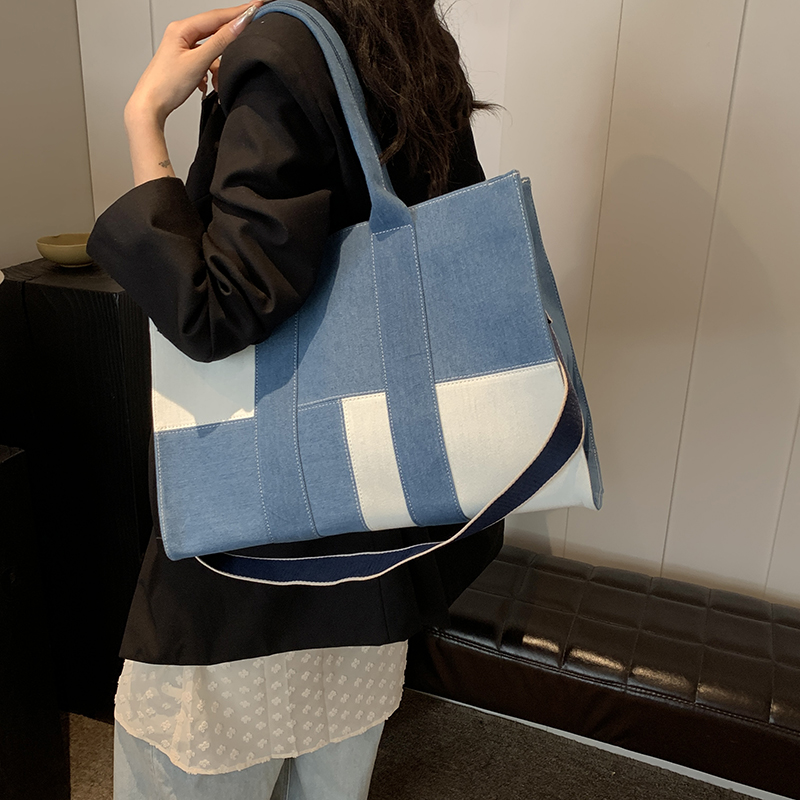 Women's Denim Color Block Classic Style Sewing Thread Zipper Shoulder Bag display picture 5