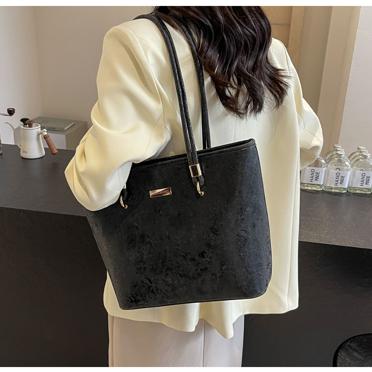 Women's Medium Pu Leather Solid Color Basic Classic Style Zipper Tote Bag display picture 8